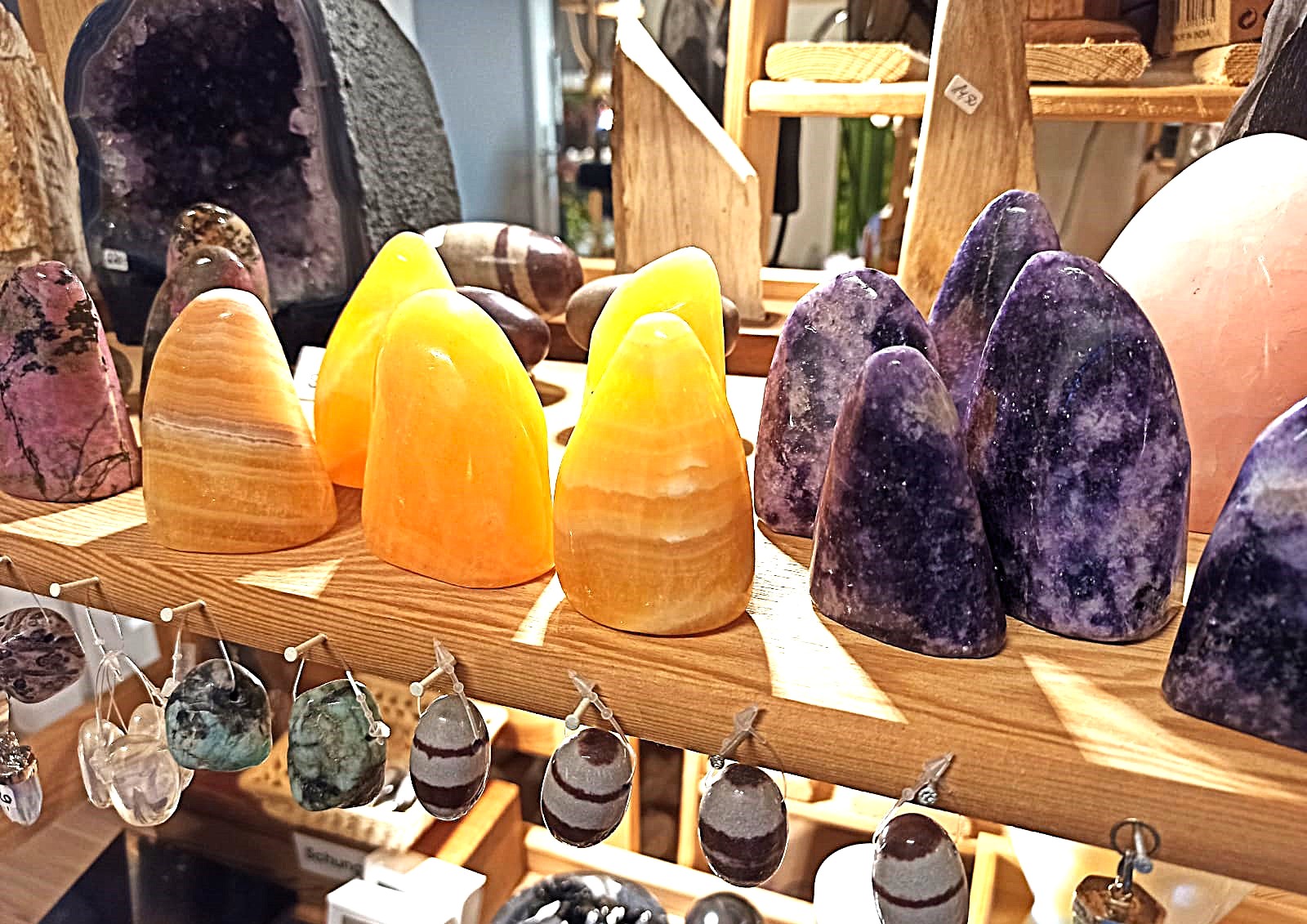 Aura-Mineralien Ladenlokal Sortiment