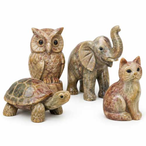 Handgeschnitzte Specksteinfiguren und Krafttiere bei Aura-Mineralien