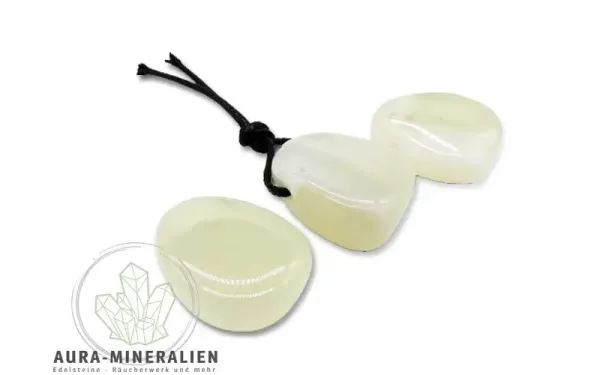 Weißer Achat Anhänger aus Südafrika mit seitlicher 3 mm Bohrung.