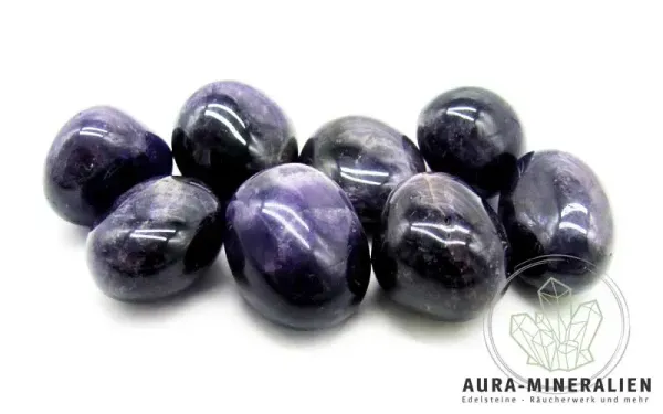 Dunkellila Amethyst Trommelstein mit opaker Struktur und glatter Politur