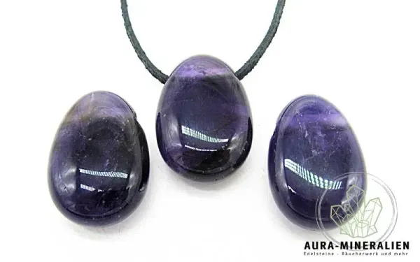 Gebohrter Amethyst Tropfen Anhänger in Dunkelviolett aus Brasilien.
