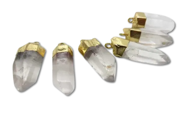 Transparente Bergkristallspitze als Anhänger mit goldfarbener Metallkappe