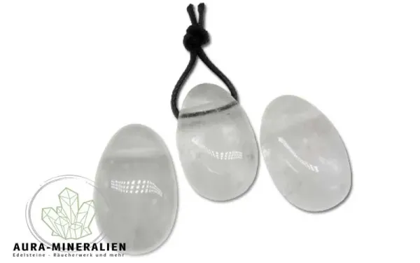 Transparenter Bergkristall Tropfenanhänger aus Brasilien mit seitlicher Bohrung.