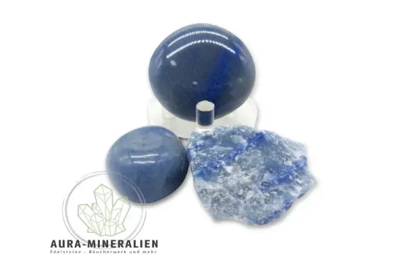 Blauquarz Set von Aura Mineralien mit Rohstein, Trommelstein und Scheibenstein für Entspannung und Kommunikation.