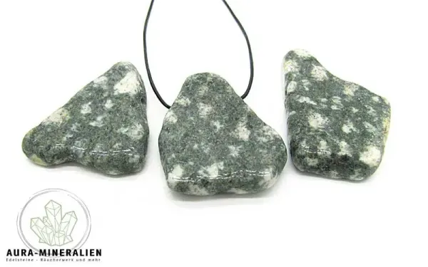 Gebohrter Stonehenge Bluestone Dolerit Anhänger in flacher Form aus Wales.