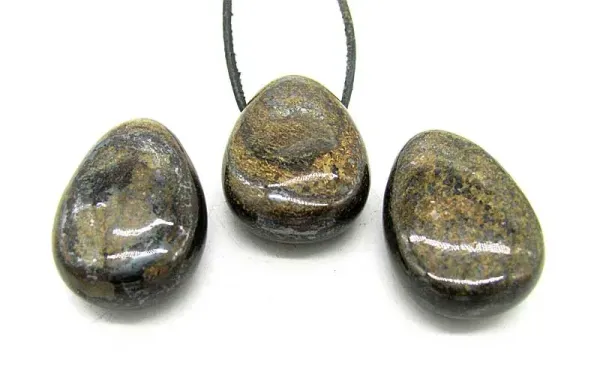 Bronzit Anhänger in Tropfenform mit seitlicher Bohrung aus Brasilien.