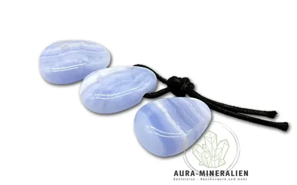 Hellblauer Blue Lace Chalcedon Anhänger als Tropfen geschliffen.