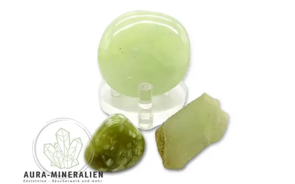 China Jade Set von Aura Mineralien mit Rohstein, Trommelstein und Scheibenstein in Grün für Balance und Schutz.