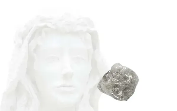 Kleiner natürlicher Rohdiamant in Nahaufnahme, ca. 0,5 Karat aus Südafrika.