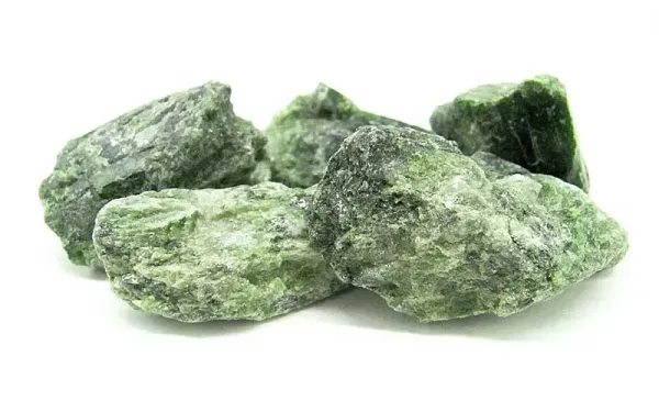 Grüner Diopsid Rohstein aus Aracuai, Brasilien, in natürlicher Kristallform.
