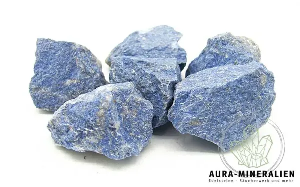 Blauer Dumortierit Rohstein aus Mosambik für energetische Arbeit.