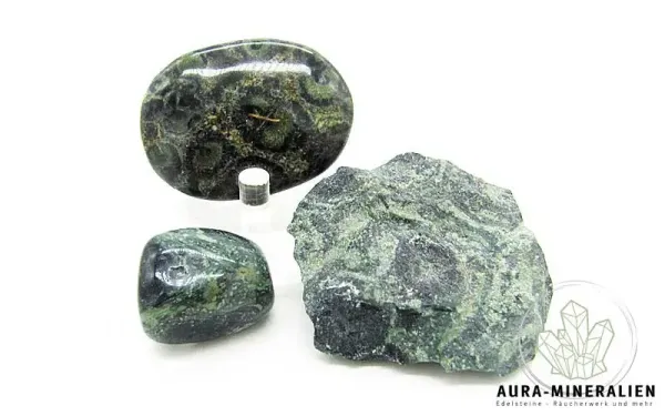 Eldarit Kabamba Set von Aura Mineralien mit Rohstein, Trommelstein und Scheibenstein mit typischer Augen-Musterung.