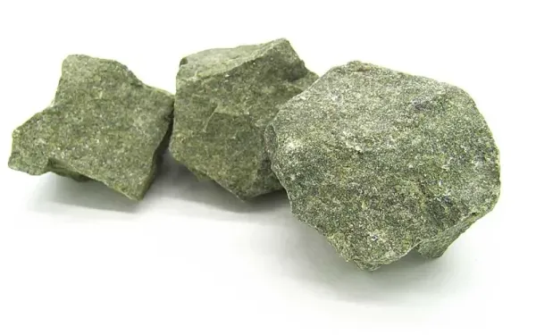 Grüner massiver Epidot Rohstein aus Rajasthan, Indien.