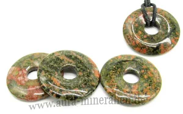 Unakit Epidot Donut mit charakteristischer grüner und rötlicher Musterung