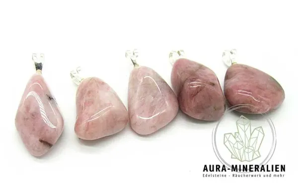 Rötlich schimmernder Erdbeerquarz Anhänger mit silberner Öse und natürlichen Einschlüssen – Aura Mineralien