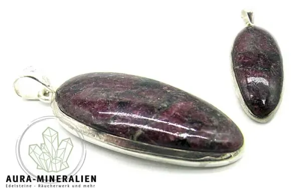 Eudialyt Cabochon Anhänger in Silberfassung von der Kola-Halbinsel