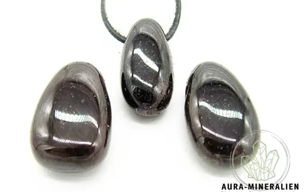 Weinroter Granat Anhänger in Tropfenform aus Tamil Nadu Indien