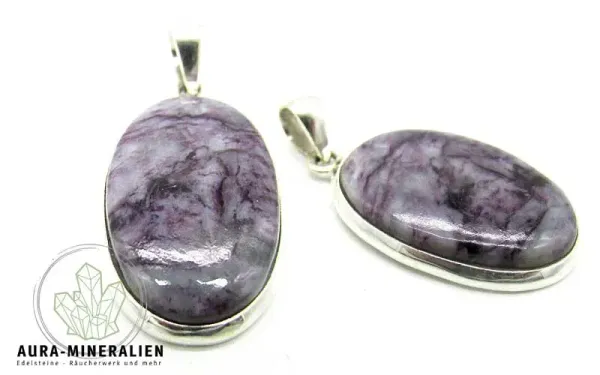 Seltener violetter Kämmererit Cabochon Anhänger in Silberfassung