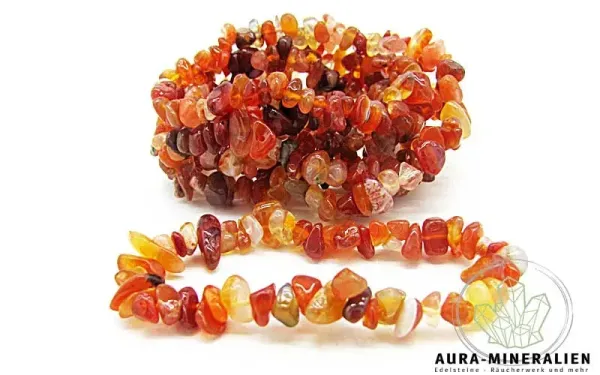 Leuchtend oranges Karneol Splitterarmband aus Indien auf elastischem Band