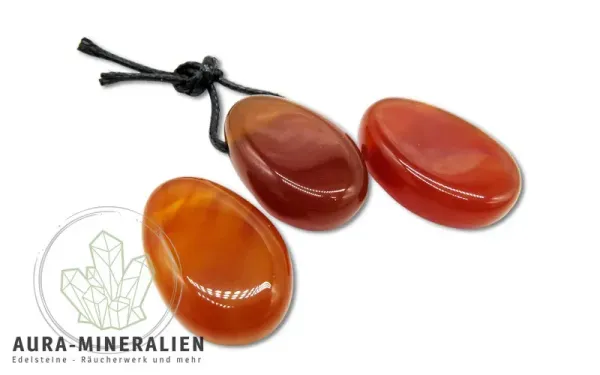 Leuchtend oranger Karneol Tropfenanhänger aus Indien mit seitlicher Bohrung.