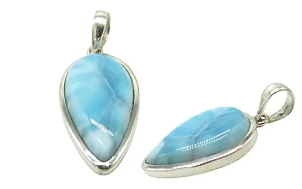 Hellblauer Larimar Cabochon Anhänger in Silberfassung aus Barahona