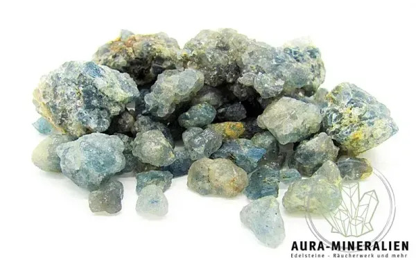 Seltene Lazulith-Quarz Kristalle mit blauen Einschlüssen aus Madagaskar.