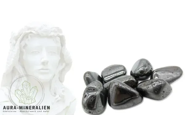 unkler, metallisch glänzender Magnetit Trommelstein aus Bolivien.