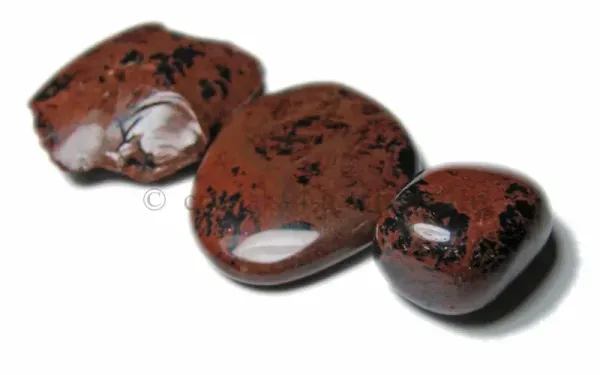 Dreiteiliges Mahagoni-Obsidian Set mit Rohstein, Scheibenstein und Trommelstein