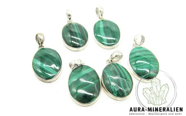 Malachit Cabochon Anhänger in Silber gefasst