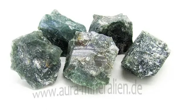 Unbehandelter Moosachat Rohstein aus Indien mit grünen Hornblende-Einschlüssen.
