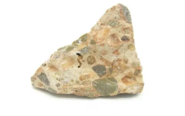 Natürlicher Onkolith Rohstein aus Peru mit typischen Sedimentstrukturen.