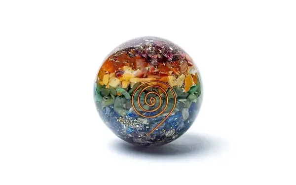Handgroße Orgonit Chakra Kugel mit 5 cm Durchmesser aus Kupfer und Edelsteinen.