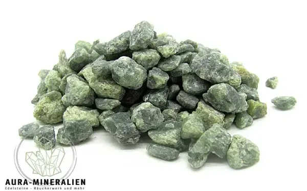 Kleine olivgrüne Peridot-Rohsteine aus Norwegen