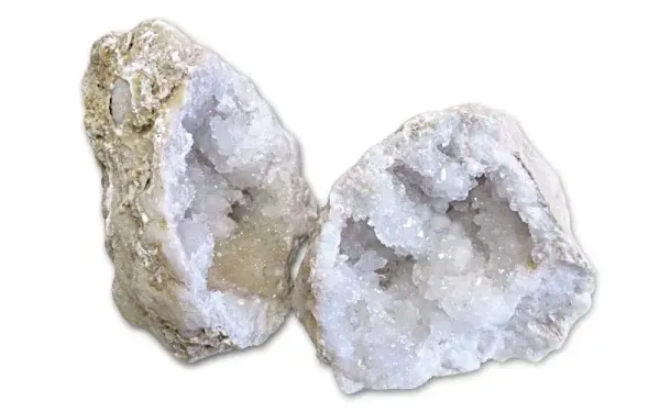 Zwei glitzernde Hälften einer Quarzgeode aus Marokko