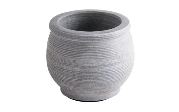 Schlichte schwarze Räucherschale aus Speckstein mit Rillenmuster und Kratzschutz am Boden.