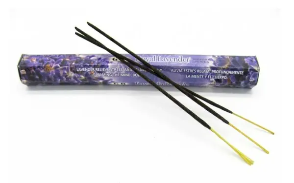 Packung Royal Lavender Räucherstäbchen mit lose davor liegenden Stäbchen auf weißem Grund.
