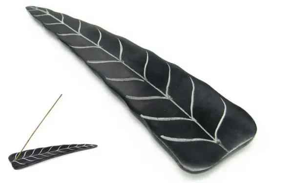 Länglicher Räucherstäbchenhalter aus grauem Speckstein in Form eines naturgetreuen Blattes.