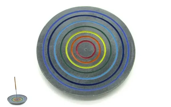 Runder Räucherstäbchenhalter aus grauem Speckstein mit bunten Chakra-Ringen, Durchmesser 10cm.