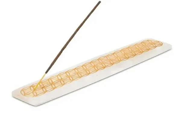 Weißer Selenit Räucherstäbchenhalter mit goldener Blume des Lebens Gravur