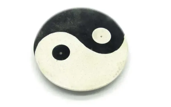 Runder Räucherstäbchenhalter aus Speckstein mit graviertem Yin und Yang Symbol