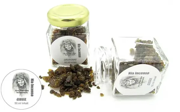 Hochwertiges Guggul Räucherharz von Aura Mineralien in der 50ml Glasflasche mit Twist-Off-Verschluss.