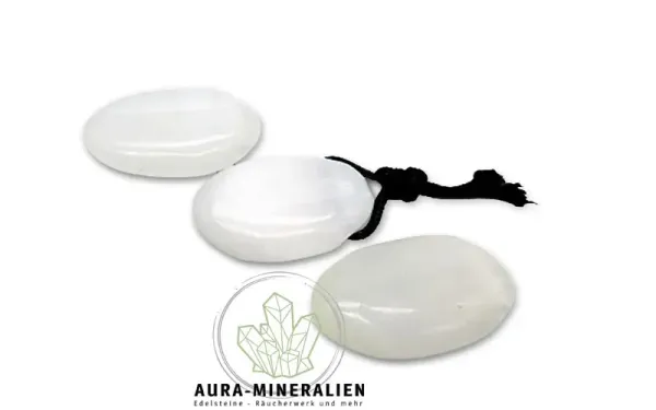 Ovale Selenit Anhänger flach geschliffen mit seitlicher Bohrung für Lederbänder von Aura Mineralien.