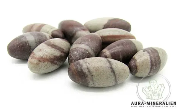 Shiva Lingam aus Sandstein und Tonstein aus dem Narmada Fluss in Indien