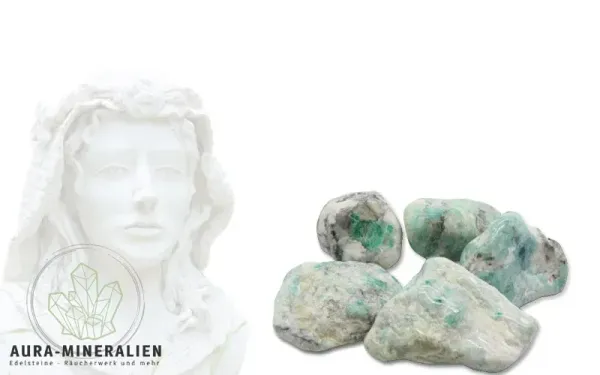 unkelgrüne Smaragd-Kristalle eingebettet in helleres Muttergestein als glatt polierte Trommelsteine.