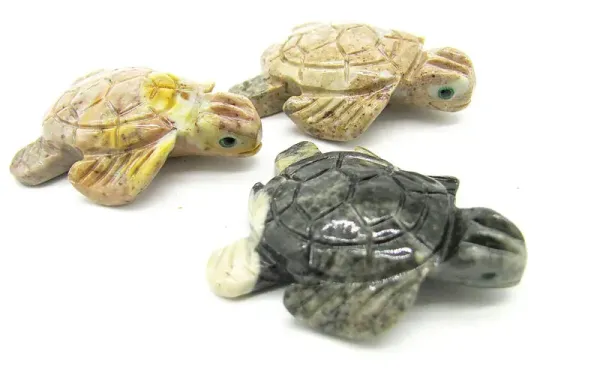Kleine handgearbeitete Wasserschildkröte aus bunt marmoriertem peruanischem Speckstein.