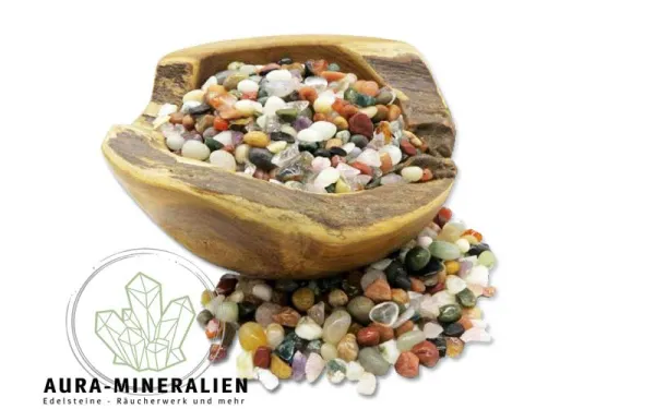 Vielzahl kleiner indischer Trommelsteine 0,7-1,5 cm in bunten Farben.