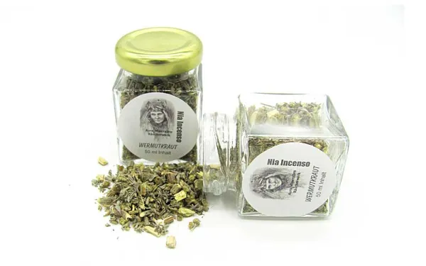 Glasfläschchen mit getrocknetem grünem Wermutkraut
