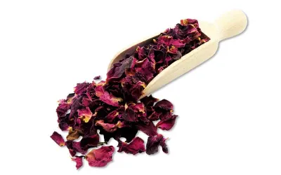 Getrocknete, duftende Rosenblütenblätter aus Bulgarien