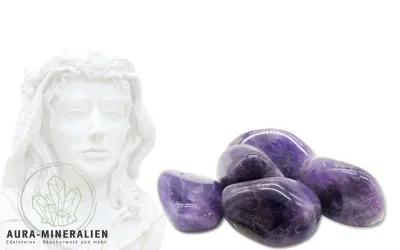Mehrere violette, glänzend polierte Amethyst Trommelsteine in unterschiedlichen Farbschattierungen.