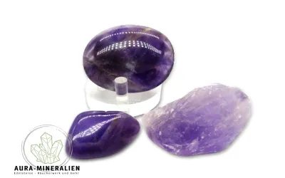Amethyst Set von Aura Mineralien mit Rohstein, Scheibenstein und Trommelstein in Violett für Energiearbeit.